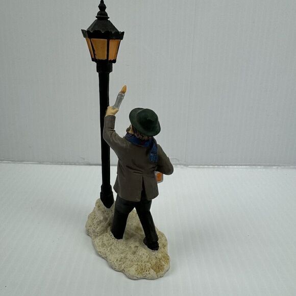 Mervyn's Village Square Man Lighting Lamppost 1993 Figurine Vintage Christmas - Picture 6 of 10